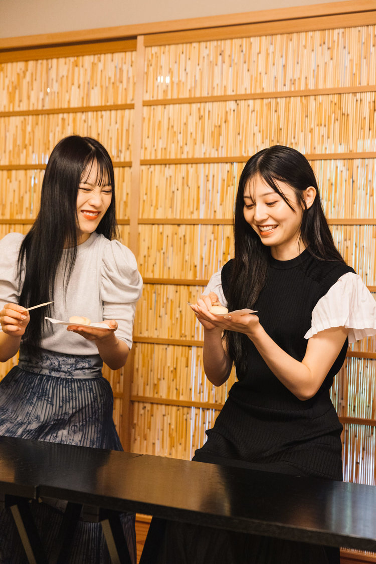 和菓子を堪能する森みはると吉井美優