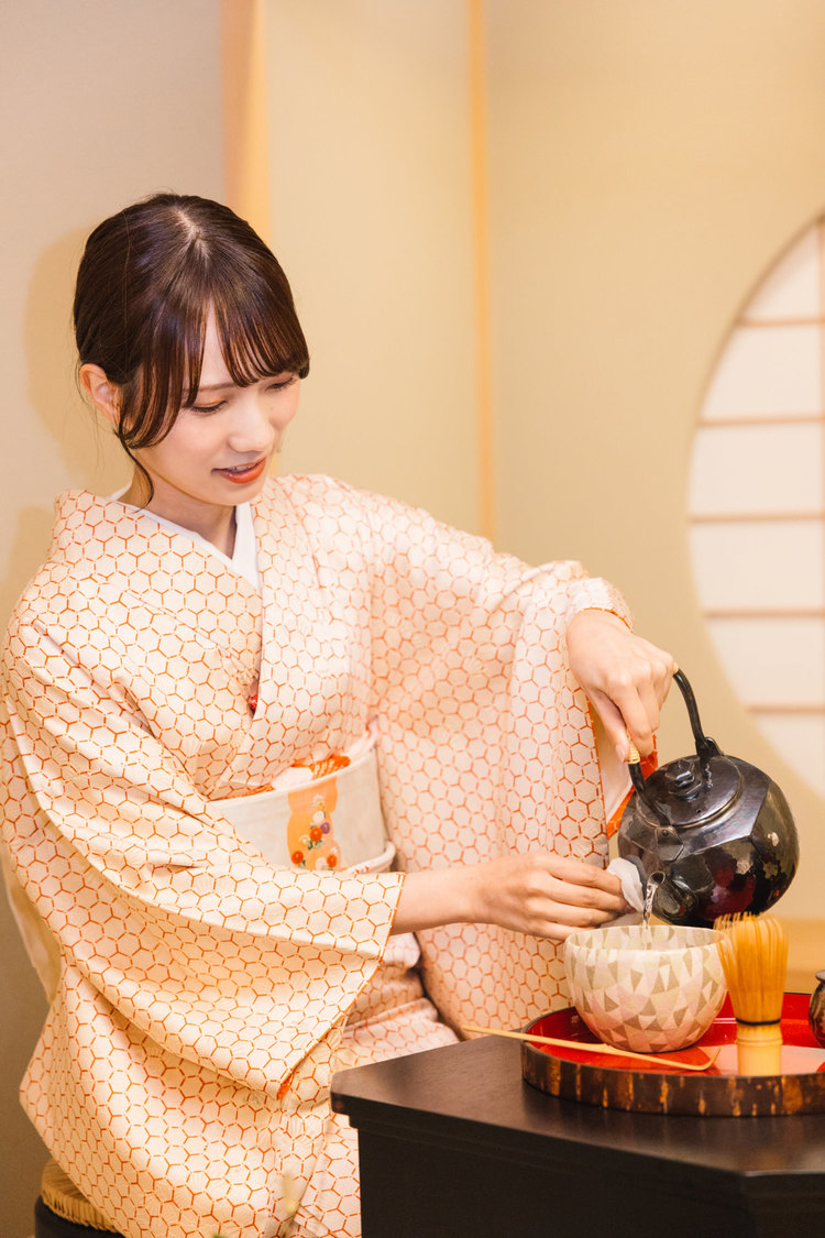 お茶を点てる江嶋綾恵梨