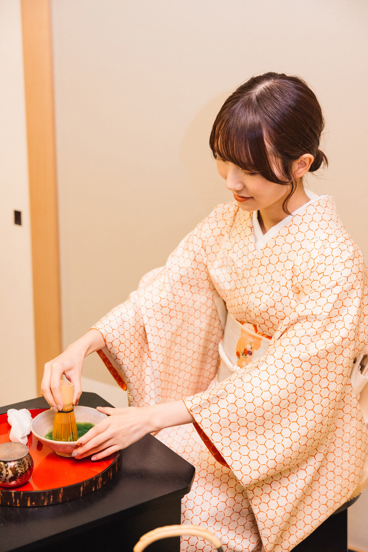 メンバーの会話に耳を傾けながら、茶筅を使ってお茶を混ぜていく