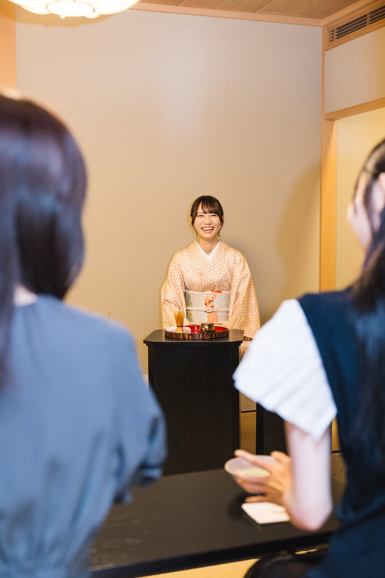 メンバーと会話をする江嶋綾恵梨