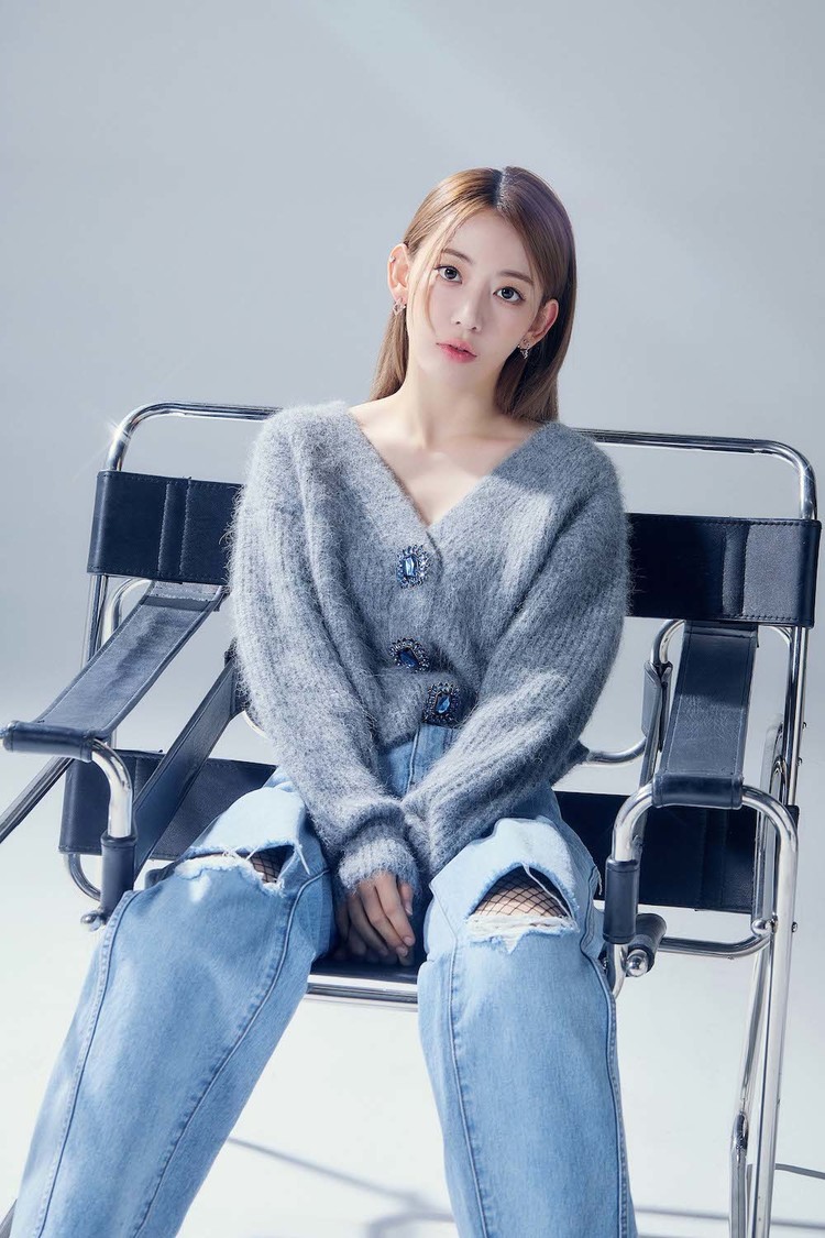 宮脇咲良『LILY BROWN』