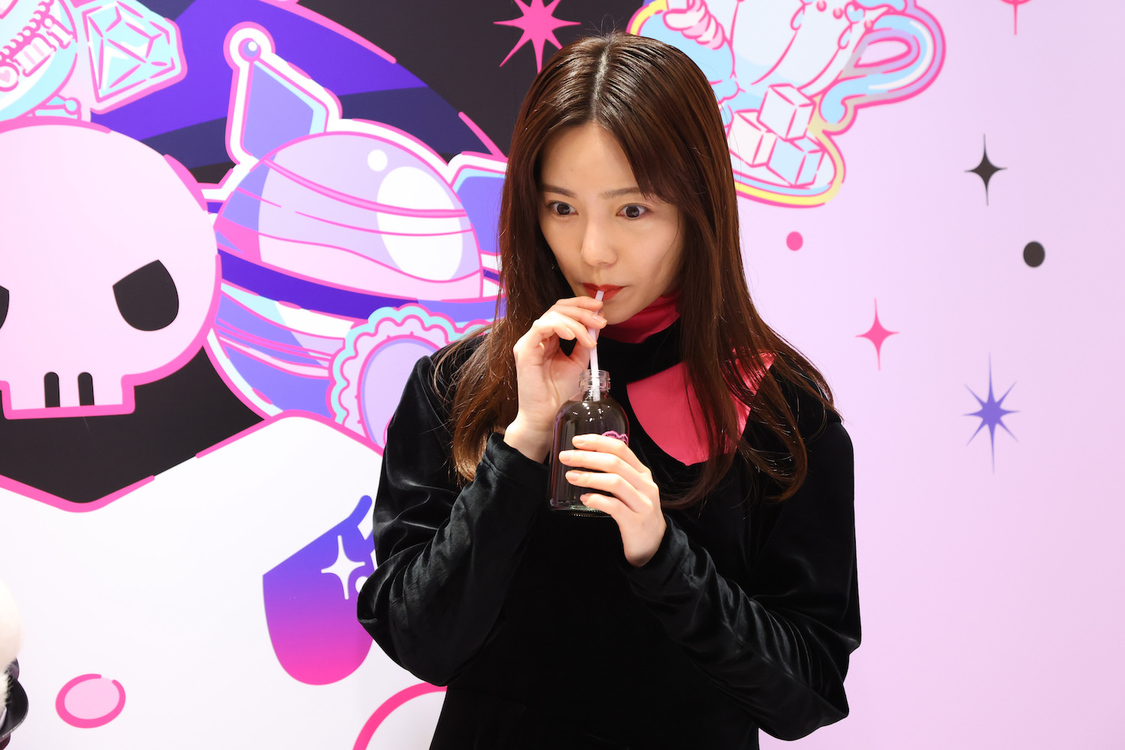 一口飲んで“ピーチ味！”と驚く島崎