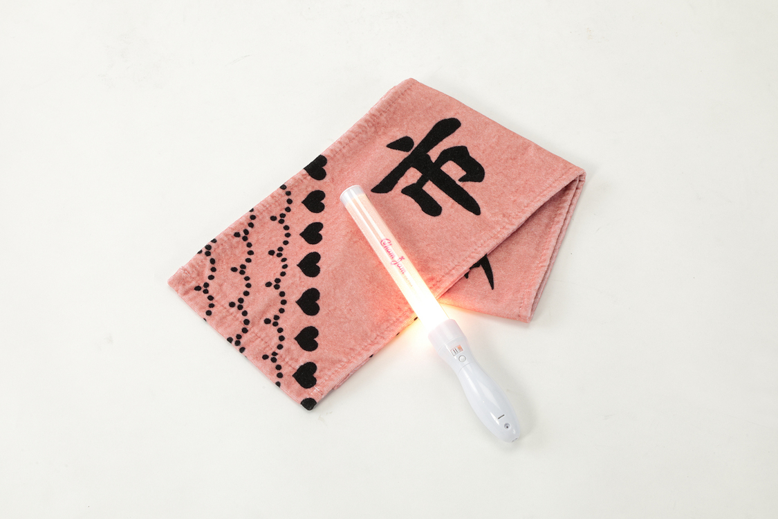 オリジナルペンライト（©平尾アウリ・徳間書店／「推しが武道館いってくれたら死ぬ」製作委員会・ABC）