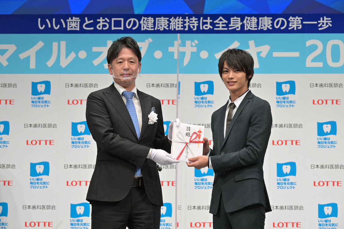 井桁弘恵＆神尾楓珠『ベストスマイル・オブ・ザ・イヤー2022』授賞式（2022年11月8日）