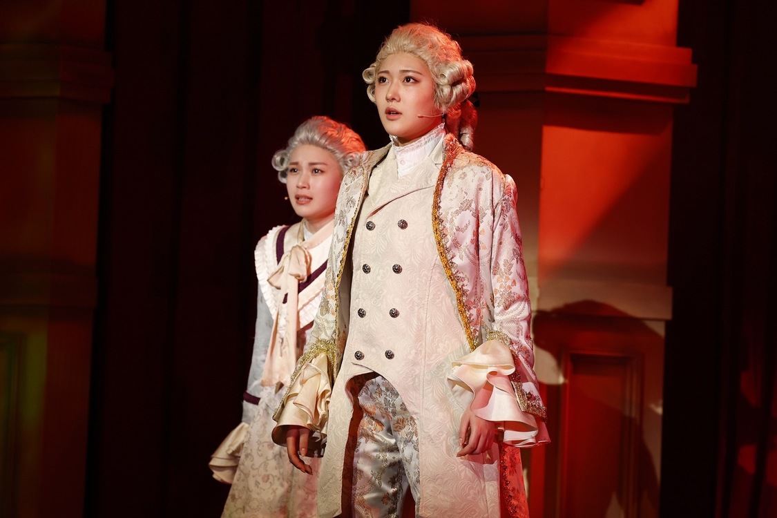 演劇女子部＜ビヨサイユ宮殿＞より