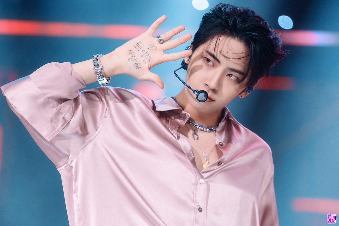 イ・ジニョク 9月／10月配信分『SBS人気歌謡』《字幕版》（ⓒSBS）