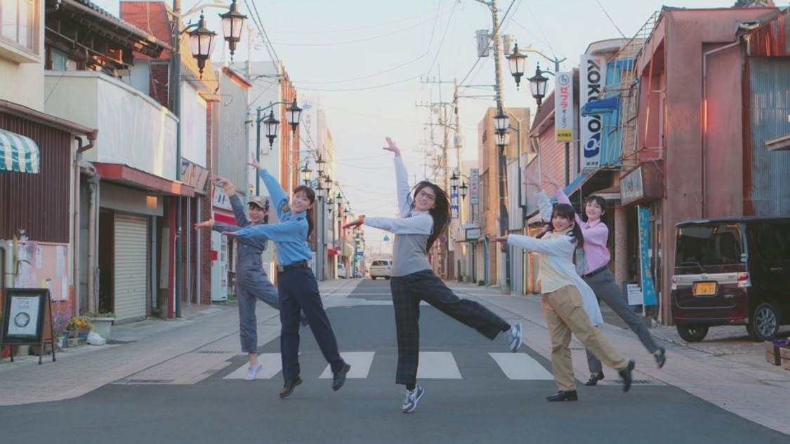 乃木坂46「平行線」MVより