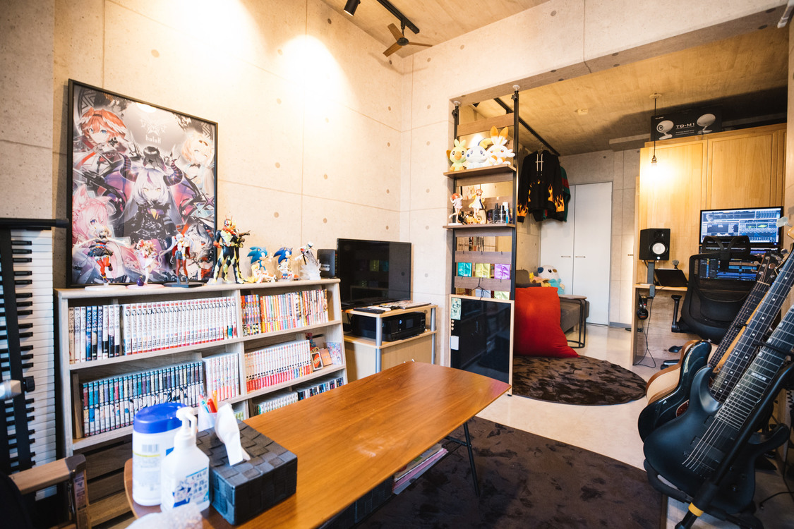 スタジオ全景。多数の漫画やフィギュアが置かれていることもポイント。