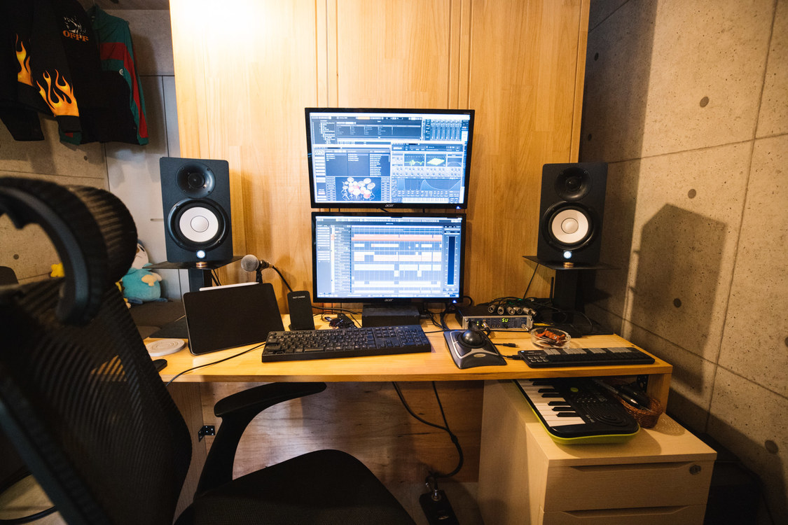 katzが音楽作業を行なうメインデスク。DAWは、Steinberg Cubase Proを使用。