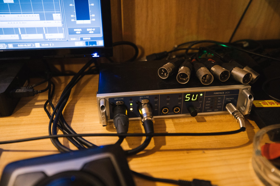 オーディオインターフェイスは、18イン/18アウトという豊富な入出力を持つRME Fireface UCX。
