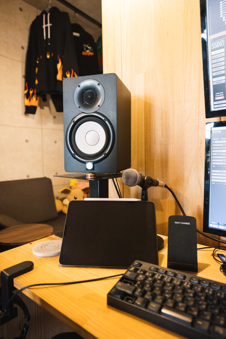 モニタースピーカーは、全音域をバランスがよく鳴らしてくれるYAMAHA HS5。