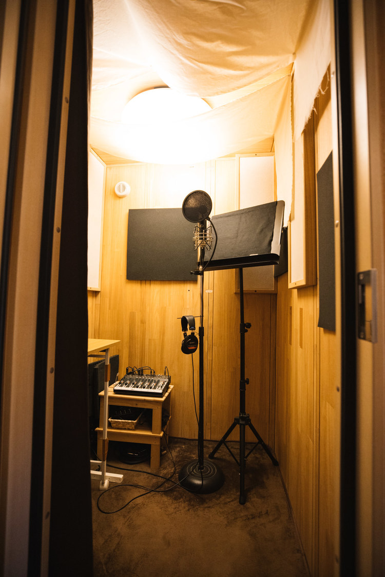 ボーカルブース。katz曰く“いいマイクを買うより、防音の反射音をデザインした方がいいという考え方です。エアコンがないのでクソ暑い”