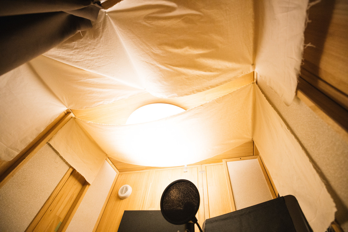 ボーカルブースの天井部分には、防音用の布が付けられている。