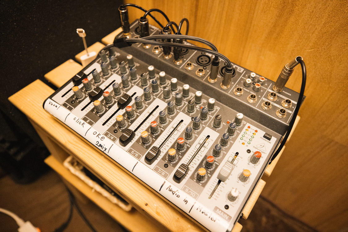 ボーカルブース用のミキサーは、BEHRINGER XENYX 1002B。