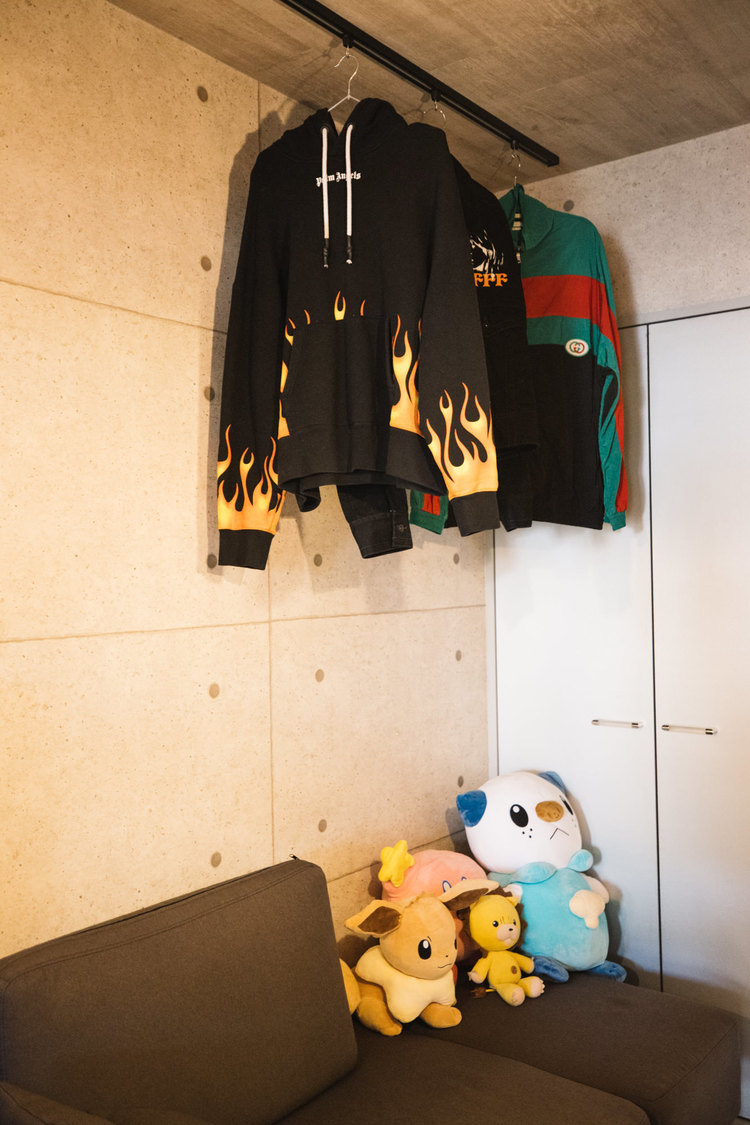 ボーカルブースの前にはソファーを設置。