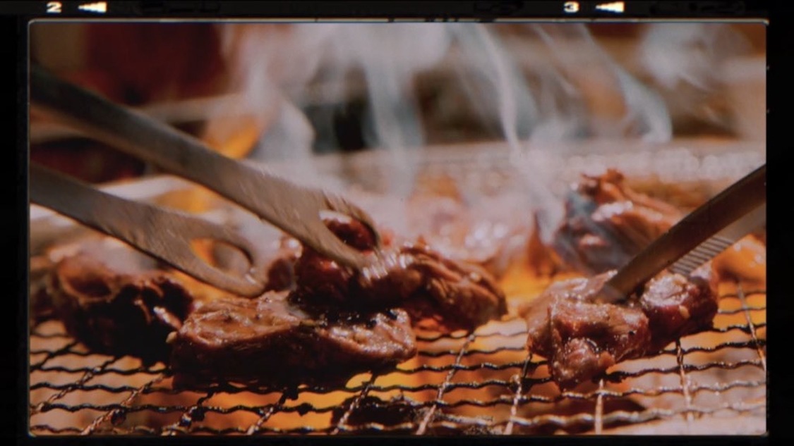 「人の金で焼肉食べたい」MVより
