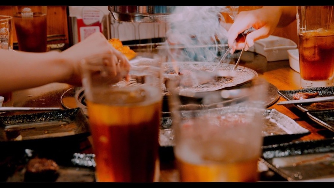 「人の金で焼肉食べたい」MVより