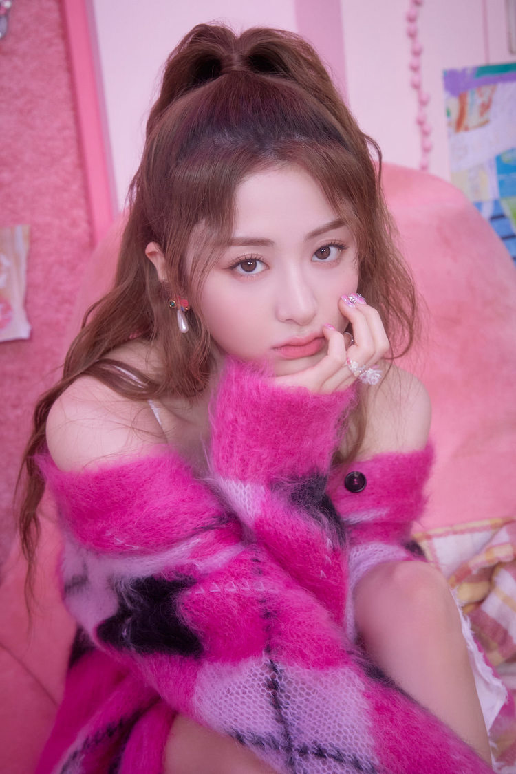 HUH YUNJIN（(P)&(C) SOURCE MUSIC）