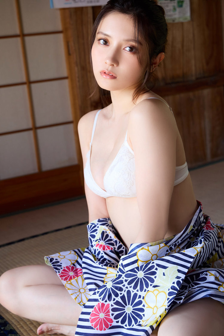 桃月なしこ『ヤングマガジン』アザーカット（©Takeo Dec.／ヤングマガジン）