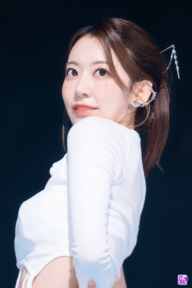 サクラ（LE SSERAFIM）『SBS人気歌謡』より