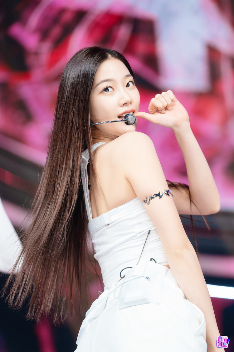 カズハ（LE SSERAFIM）『SBS人気歌謡』より