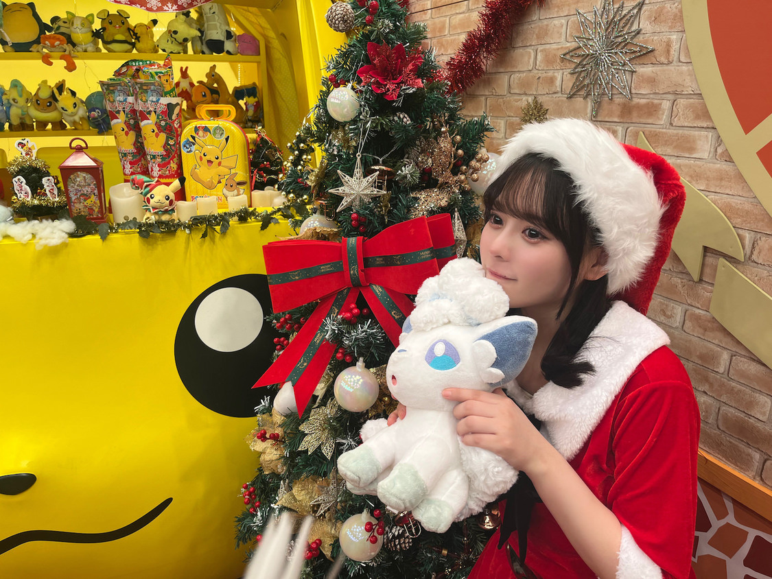 1番好きなポケモンのロコン（アローラのすがた）と記念写真を撮る齊藤なぎさ（＝LOVE）／2022年12月18日（日）放送『ポケモンとどこいく！？』より