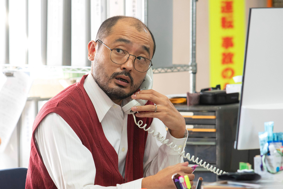 奥田／宇野祥平（©2022 山本中学・少年画報社／「左様なら今晩は」製作委員会）