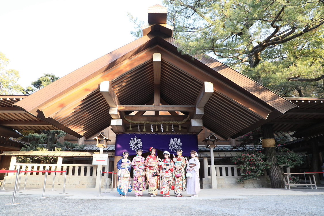 ＜SKE48 成人式＞熱田神宮（2023年1月9日／©2023 Zest, Inc.／衣装協力：株式会社清水屋）