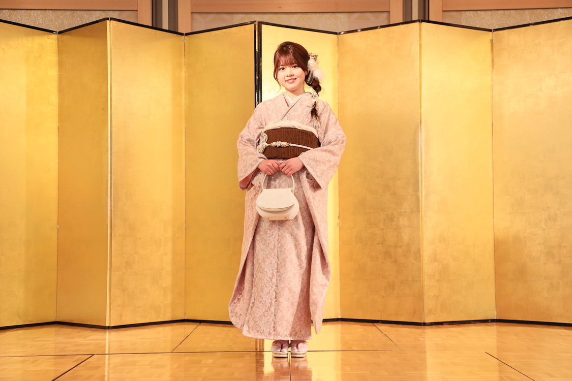 石塚美月（©2023 Zest, Inc.／衣装協力：株式会社清水屋）