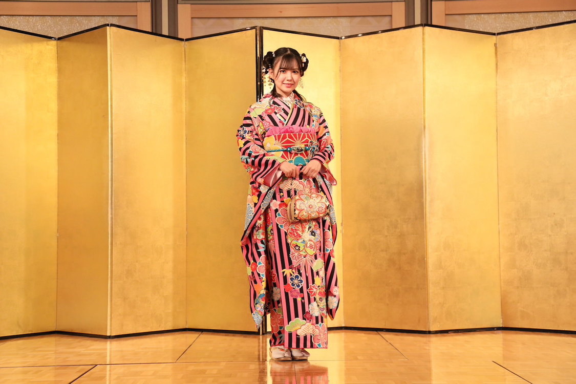 岡本彩夏（©2023 Zest, Inc.／衣装協力：株式会社清水屋）