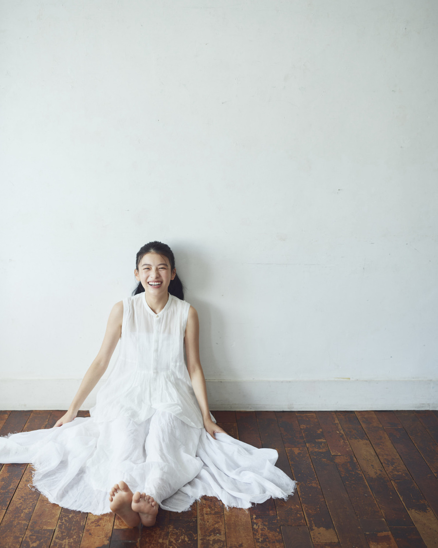 『出口夏希1st写真集（タイトル未定）』（©KADOKAWA／写真：熊木優）