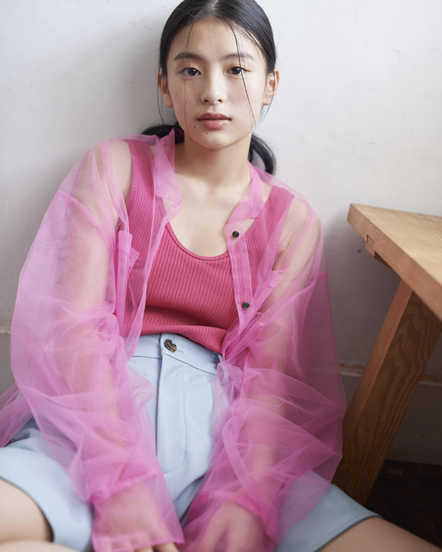 『出口夏希1st写真集（タイトル未定）』（©KADOKAWA／写真：熊木優）