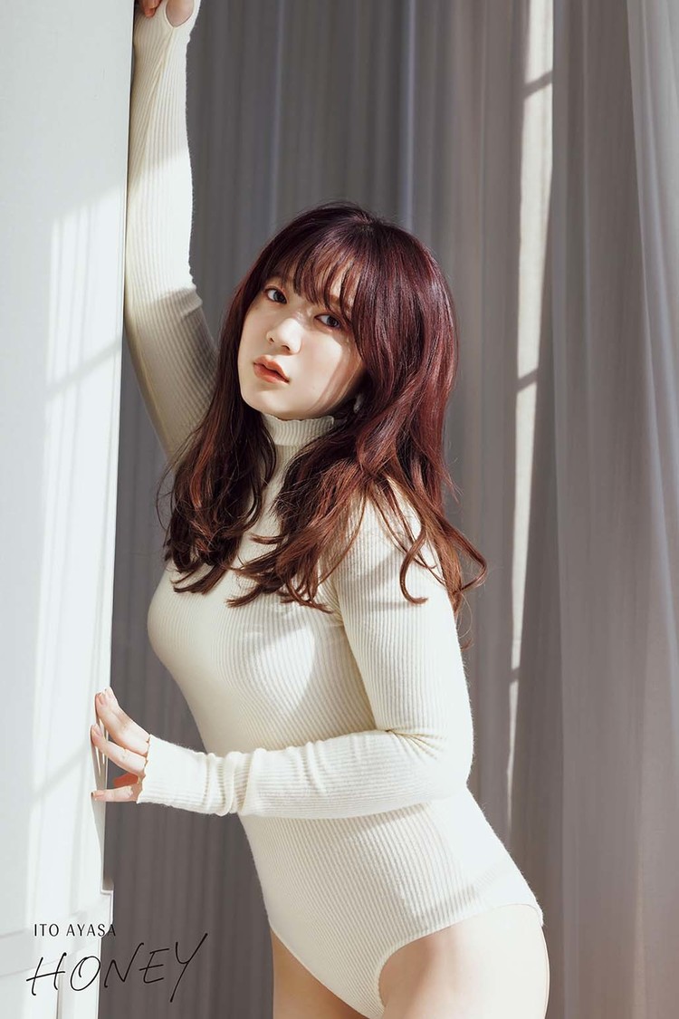 『伊藤彩沙 2nd写真集 HONEY』掲載カット（撮影：山本絢子）