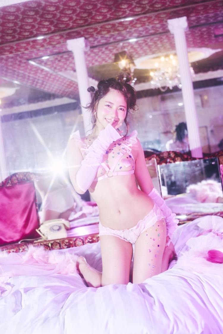 『戸田真琴フォトブック Makolin is』（東京ニュース通信社刊）