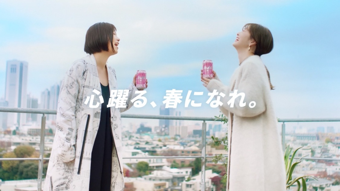 左から絢香、白石麻衣 『スーパードライ』×『THE FIRST TAKE』WEB限定CMより