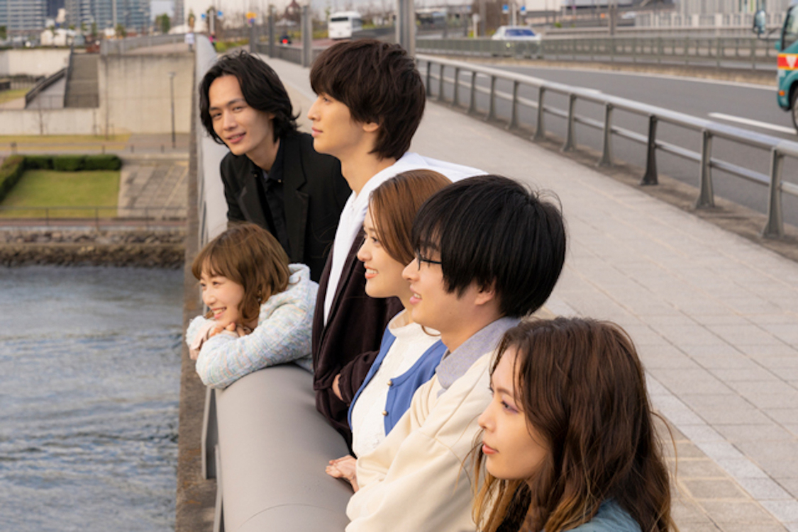 （左奥から）岡宏明、岡本夏美、美波、松村沙友理、曽田陵介、寺本莉緒（©︎山科ティナ／主婦と生活社 フジテレビジョン）