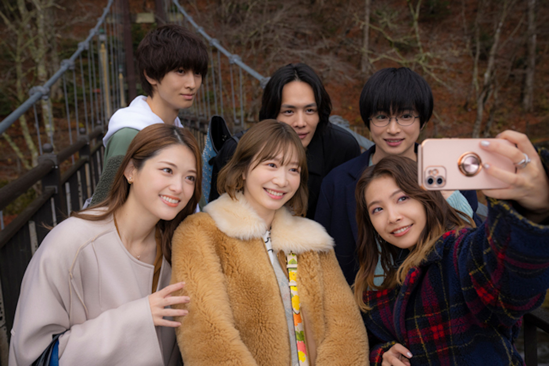 （左奥から）美波、岡宏明、曽田陵介 （左手前から）松村沙友理、岡本夏美、寺本莉緒  （©︎山科ティナ／主婦と生活社 フジテレビジョン）