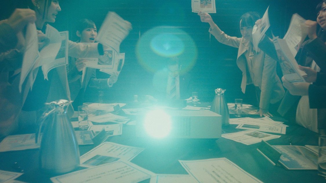 「笑顔のチャンス」MVより