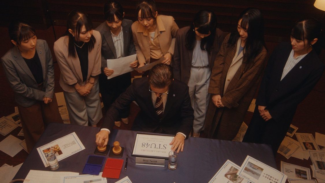 「笑顔のチャンス」MVより