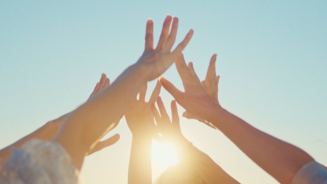 「笑顔のチャンス」MVより