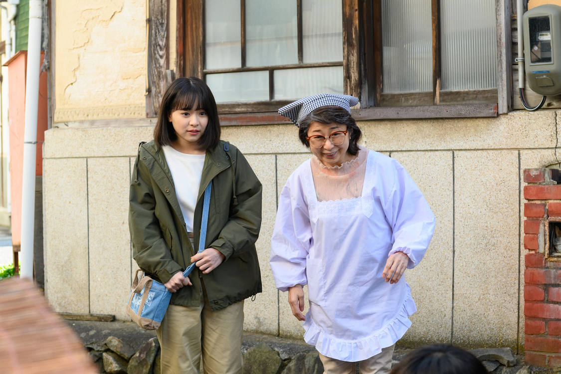 倉野尾成美（AKB48）、田中真弓／映画『いちばん逢いたいひと』場面写真（©TT Global）