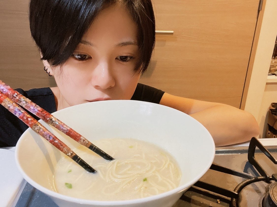 最近はミーアキャットの襲撃に備え、キッチンでご飯を食べてます。