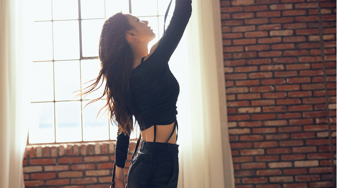 宮脇咲良（デジタルハリウッド大学 新TV-CM／Web-CM『みんなを生きるな。自分を生きよう。』篇より）