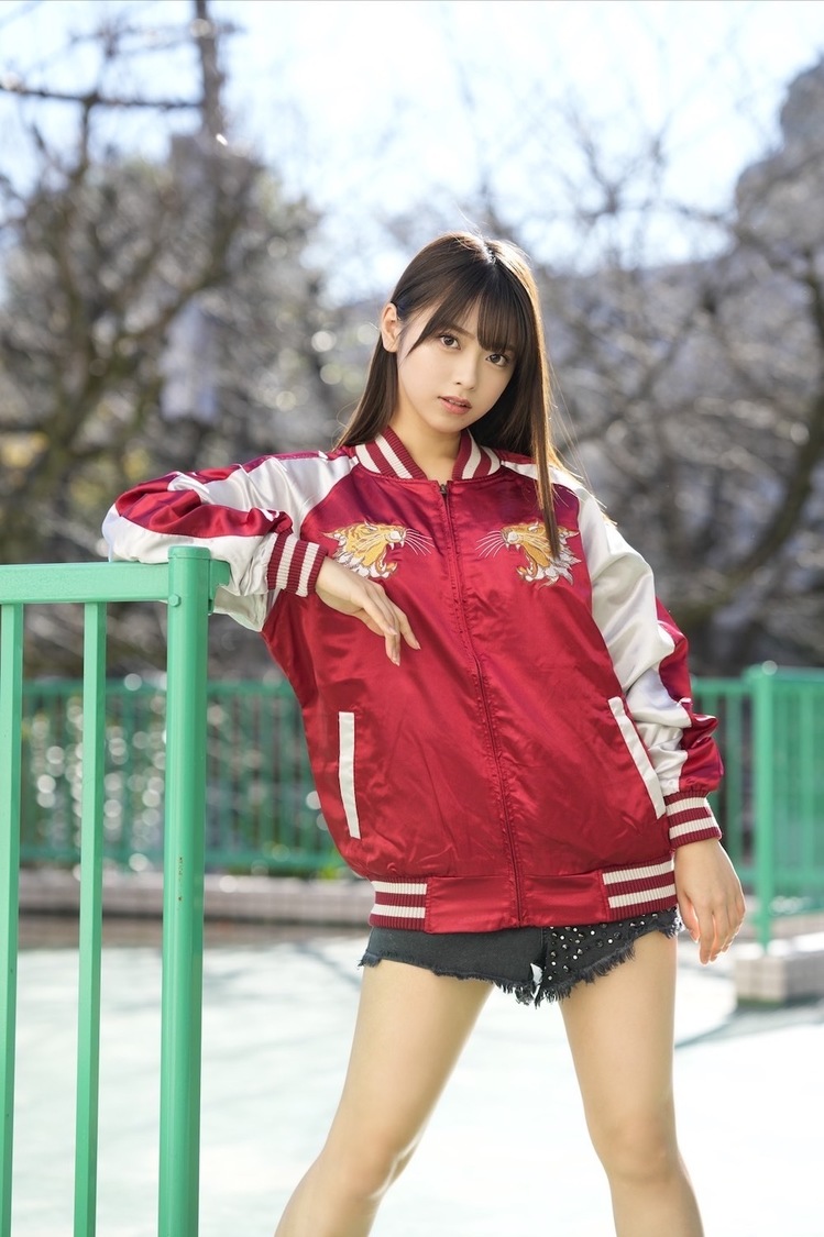 まるぴ『ヤングキングBULL』2023年3月号（少年画報社）アザーカット（撮影：©️LUCKMAN（少年画報社）／スタイリスト：工藤沙恵（ミタケイショウ）／ヘアメイク：塩田結香（JULLY）／マネジメント：長谷川喜十郎（ゼロイチファミリア））