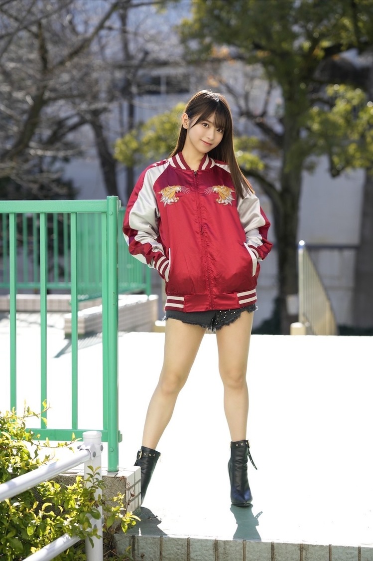 まるぴ『ヤングキングBULL』2023年3月号（少年画報社）アザーカット（撮影：©️LUCKMAN（少年画報社）／スタイリスト：工藤沙恵（ミタケイショウ）／ヘアメイク：塩田結香（JULLY）／マネジメント：長谷川喜十郎（ゼロイチファミリア））