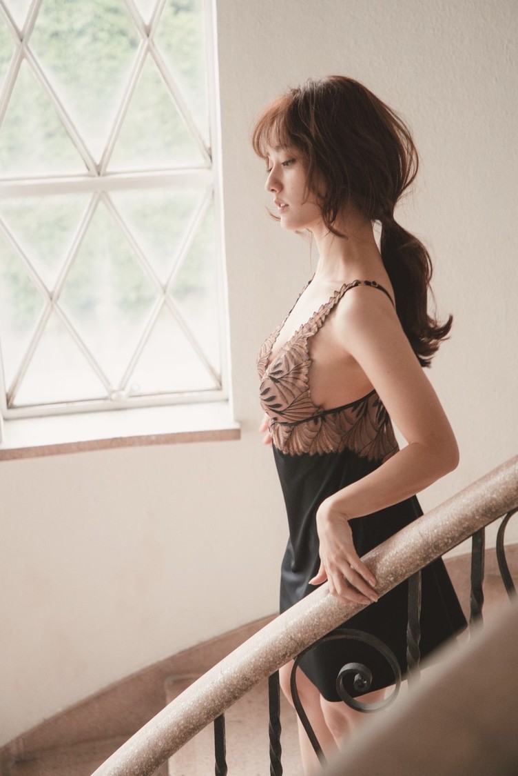 『sweet特別編集 谷まりあ写真集 You and Me』より