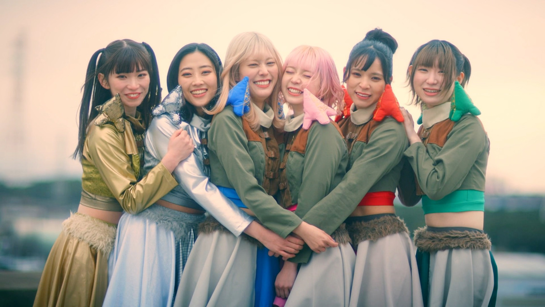 豆柴の大群「MUST GO」MVより