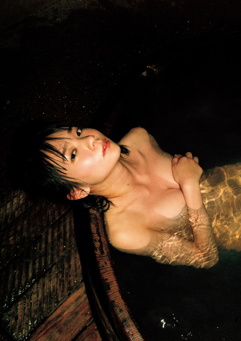 『椿野ゆうこ 1st写真集 椿の色』より