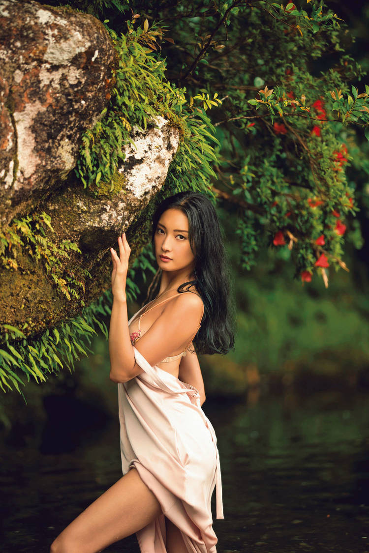 菜々緒 写真集『DIVINE』より