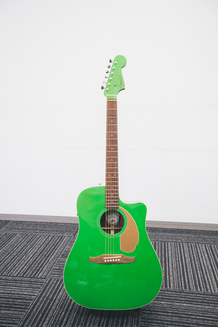 塩見きら所有のFender California Playerのエレクトリックアコースティックギター